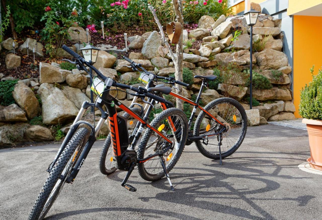Wellnesshotel Deine Auszeit, Adults Only Achslach Esterno foto